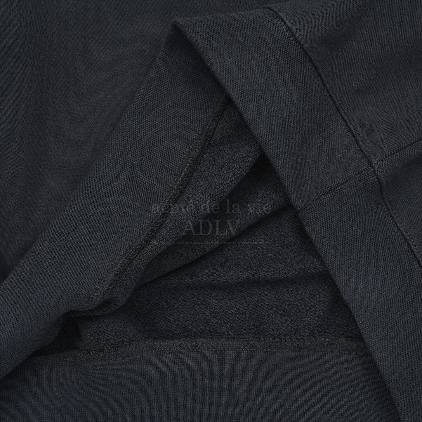 ADLV SWEATER 01