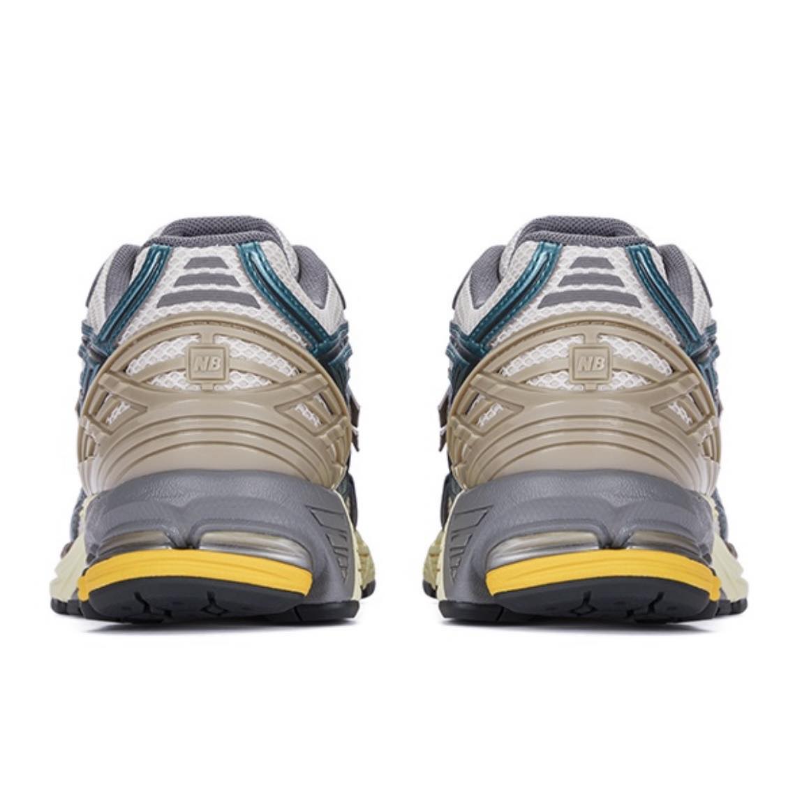 NEW BALANCE SNEAKER 05