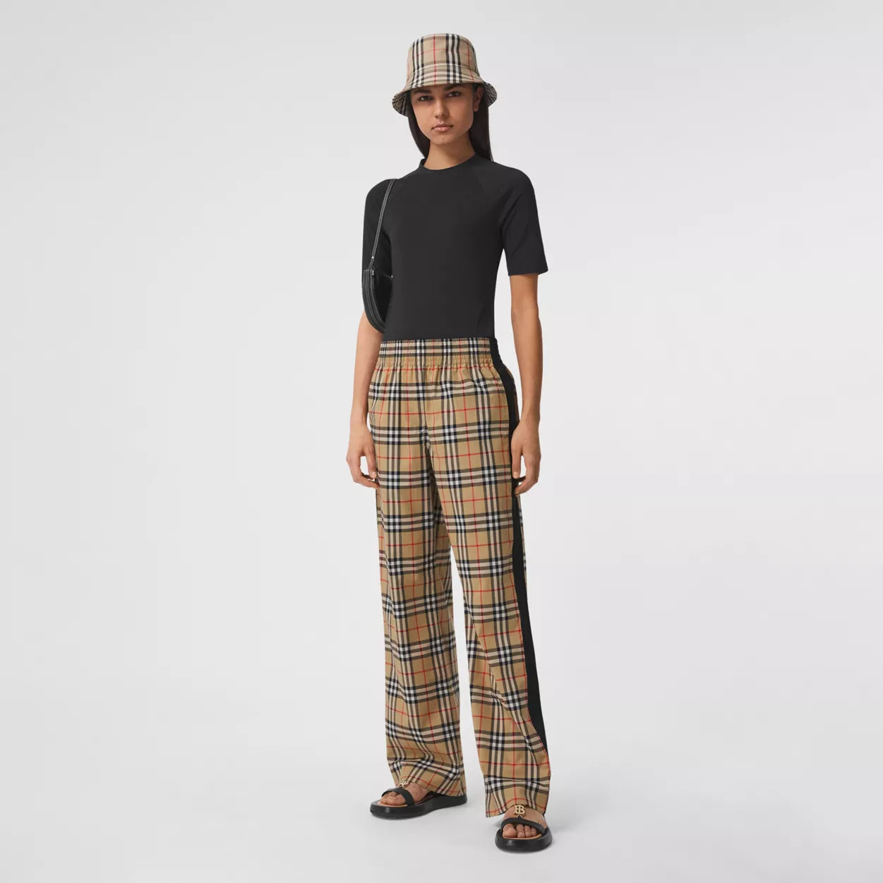 BURBERRY BUCKET HAT 01