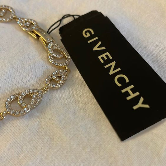 TÔ ĐIỂM BỘ TRANG PHỤC CÙNG NHỮNG PHỤ KIỆN CỦA NHÀ GIVENCHY