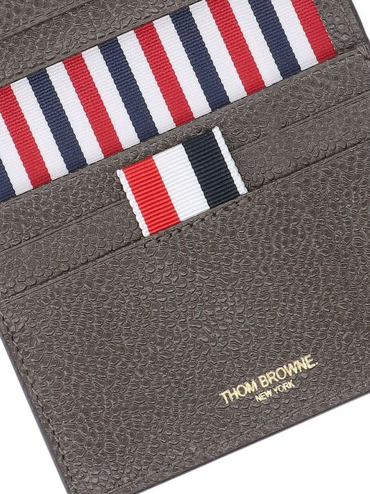 TÔ ĐIỂM TRANG PHỤC CÙNG NHỮNG PHỤ KIỆN CỦA THOM BROWNE