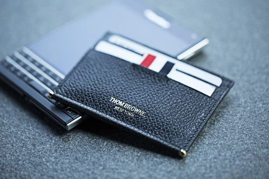 LÝ DO NÊN SỞ HỮU MỘT CHIẾC CARD HOLDER CỦA NHÀ THOM BROWNE