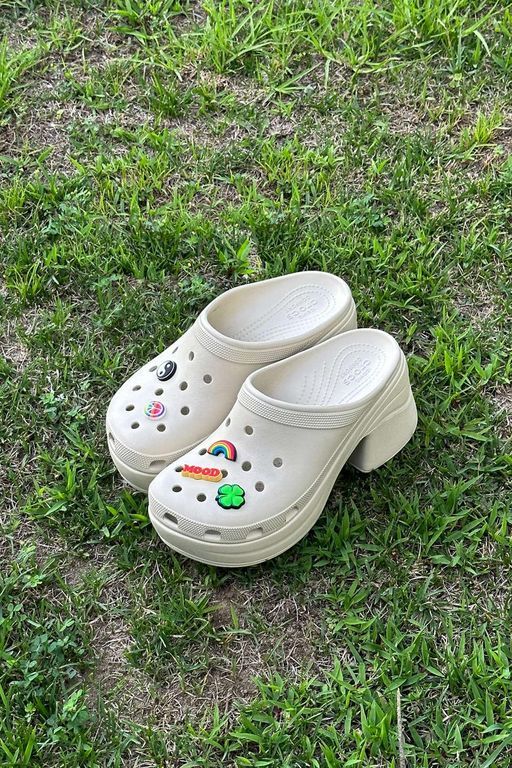 NHỮNG ĐÔI CROCS CAO GÓT ĐỐN TIM HOA HẬU TIỂU VY