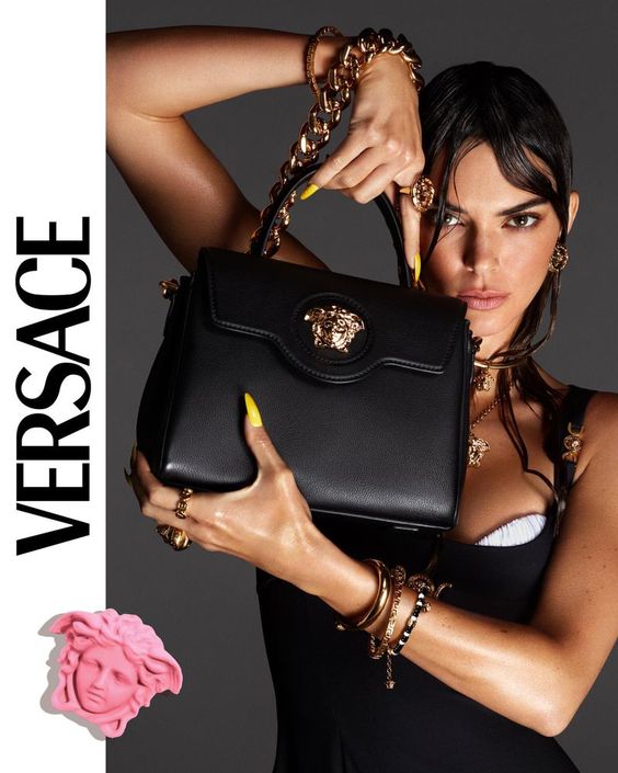 Xuống Phố Thật Phong Cách Với Những Chiếc Túi Sang Chảnh Nhà Versace