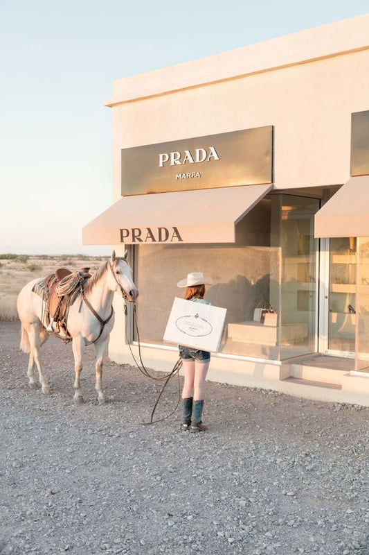 TÌM HIỂU VỀ THƯƠNG HIỆU XA XỈ PRADA