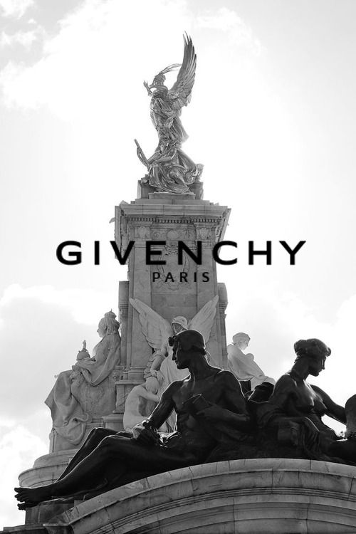 GIVENCHY - THƯƠNG HIỆU THỜI TRANG KHOÁC NGOÀI LỚP BỤI CỔ TÍCH