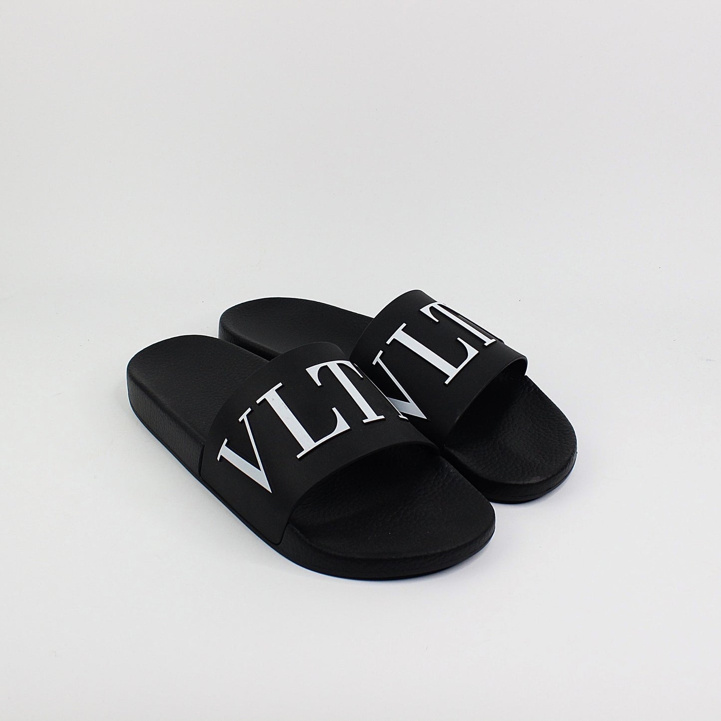 VALENTINO SLIDES 01